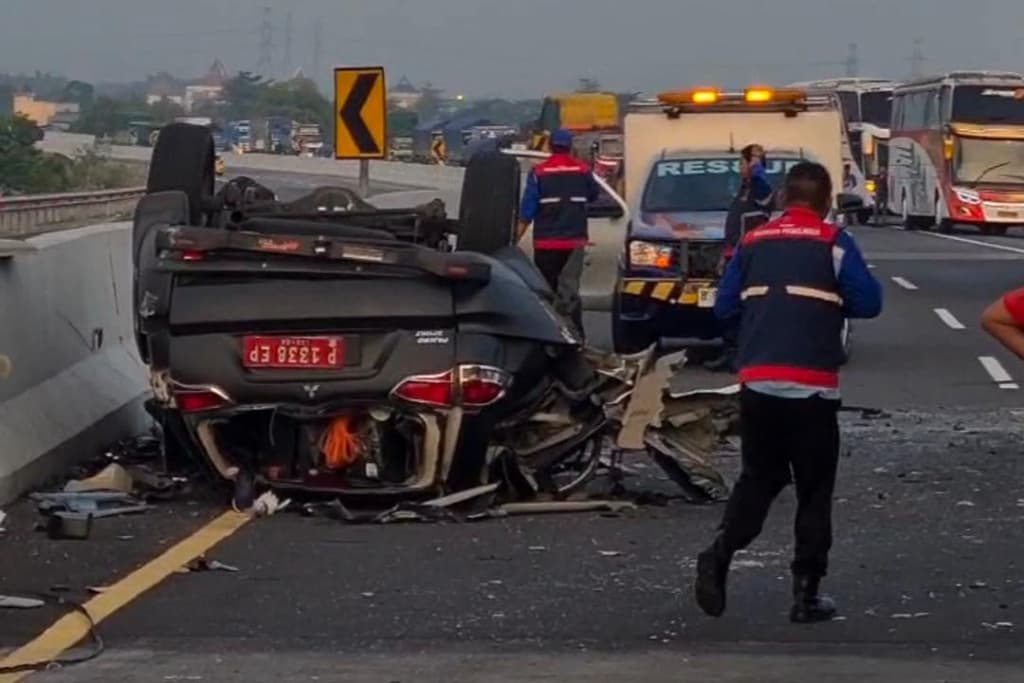 Pajero Plat Merah Ringsek Tabrak Truk di Tol Pasuruan-Probolinggo